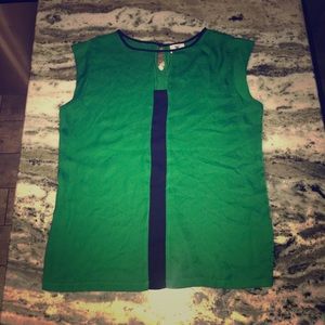 I’m selling this green top